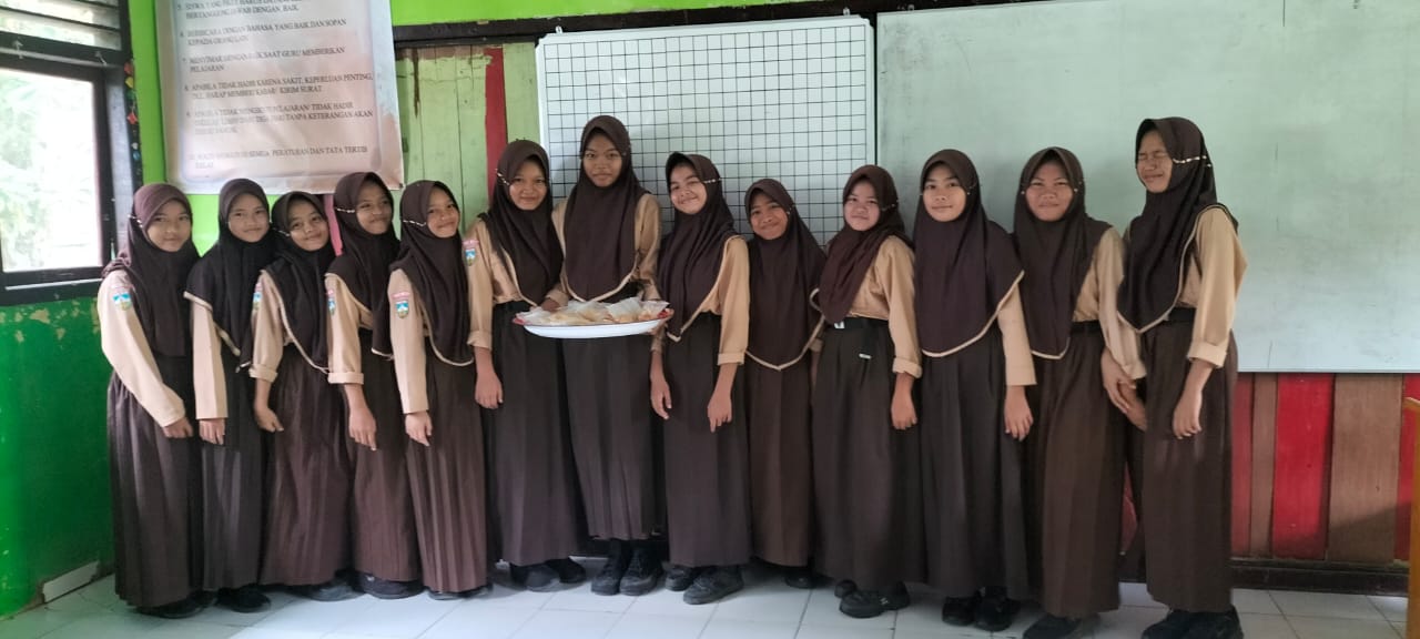 P5 TEMA KEWIRAUSAHAAN, KELAS VIIIA MEMBUAT MAKANAN RINGAN SIAP DIPASARKAN