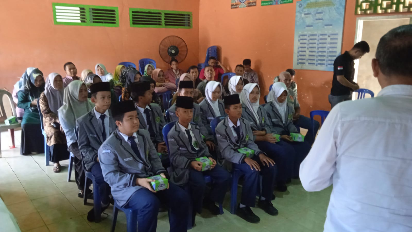 SISWA MTsN 5 BATANG HARI IKUTI SOSIALISASI BAHAYA NAPZAH DI AULA DESA LUBUK RUSO