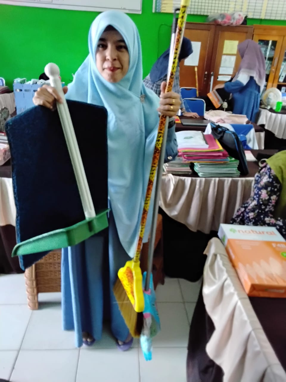 Wakamad Sarpras MTsN 5 Batang Hari Serahkan Alat Kebersihan Kelas Wakamad Sarpras MTsN 5 Batang Hari Serahkan Alat Kebersihan Kelas