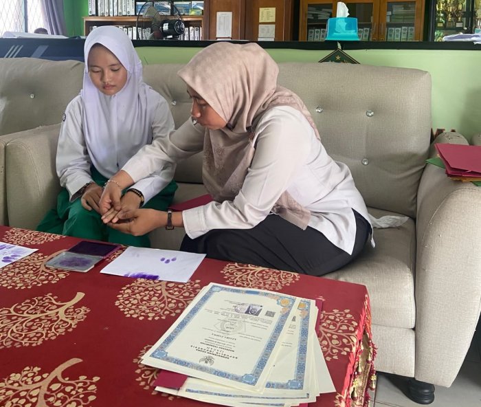 MTsN 5 Batang Hari Gelar Sidik Jari Ijazah dan Serahkan Ijazah kepada Siswa Kelas IX TA 2025/2026