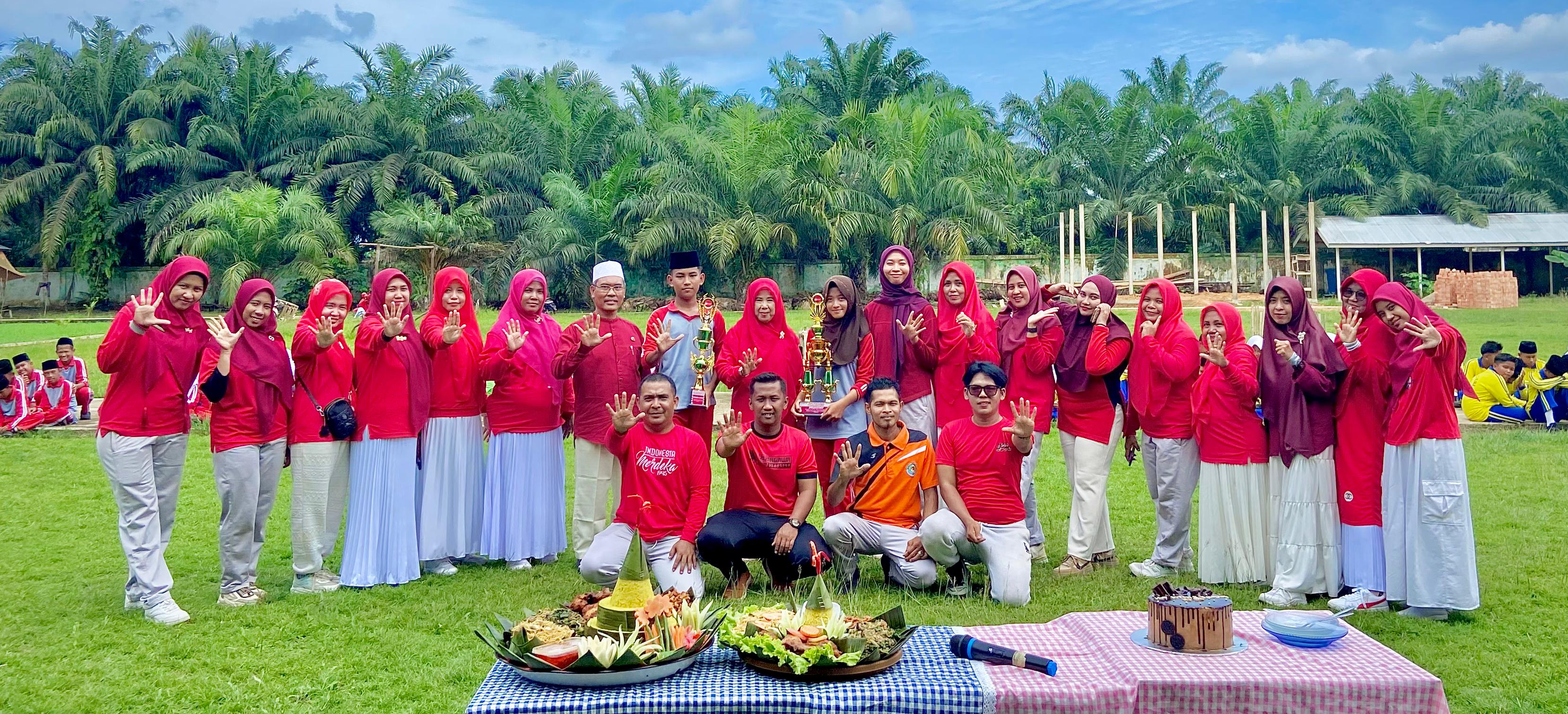 MTsN 5 Batang Hari Gelar Pemotongan Tumpeng dalam Rangka Milad Ke-22 MTsN 5 Batang Hari Gelar Pemotongan Tumpeng dalam Rangka Milad Ke-22