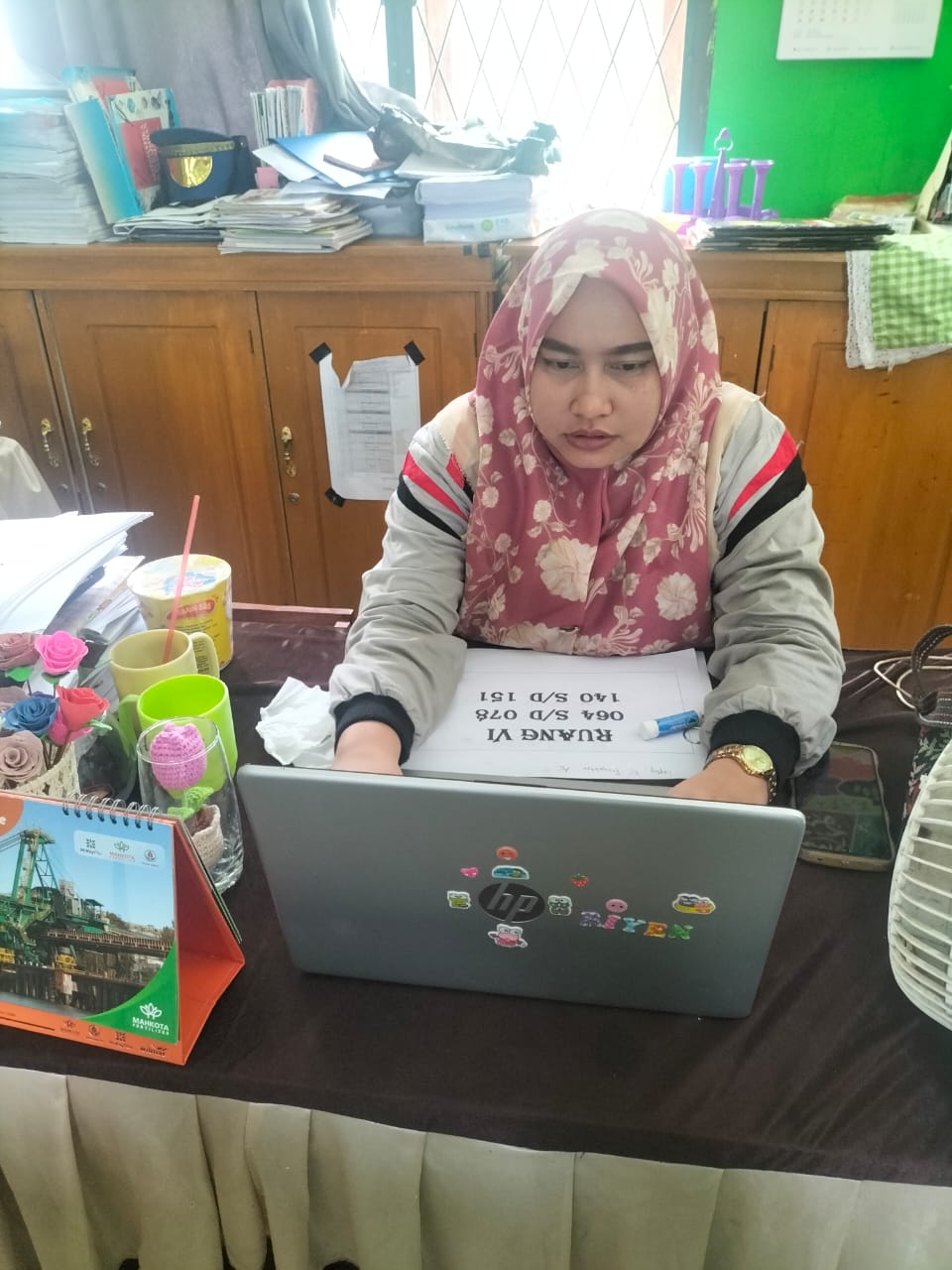 Guru MTsN 5 Batanghari Menggunakan Waktu Istirahat Untuk Menyelesaikan Administrasi Guru