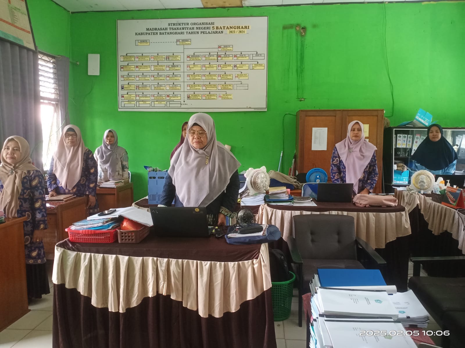 Penguatan Nasionalisme: ASN MTsN 5 Batang Hari Laksanakan Pembacaan Panca Prasetya KORPRI Penguatan Nasionalisme: ASN MTsN 5 Batang Hari Laksanakan Pembacaan Panca Prasetya KORPRI