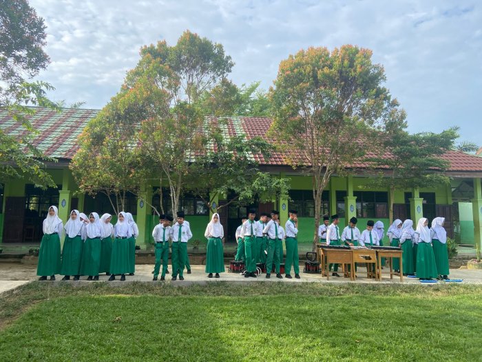 Iringan Drumband MTsN 5 Batang Hari Semarakkan Upacara Bendera