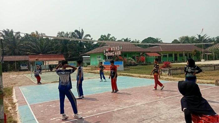 Guru Pembina Olahraga MTsN 5 Batang Hari Intensifkan Latihan Tim Voli Putra dan Putri Jelang KOMPAS