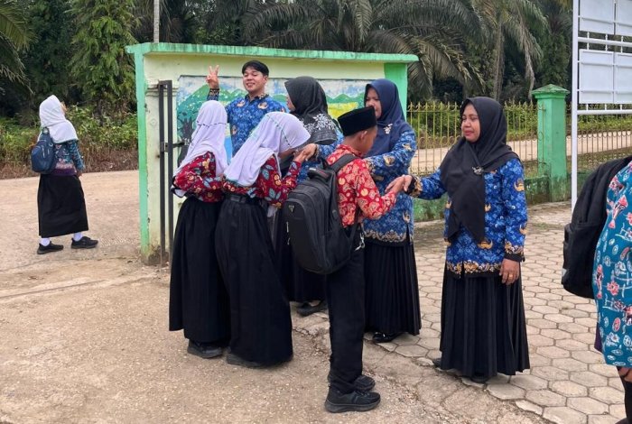 Guru Piket Sambut Siswa MTsN 5 Batang Hari dengan Ramah