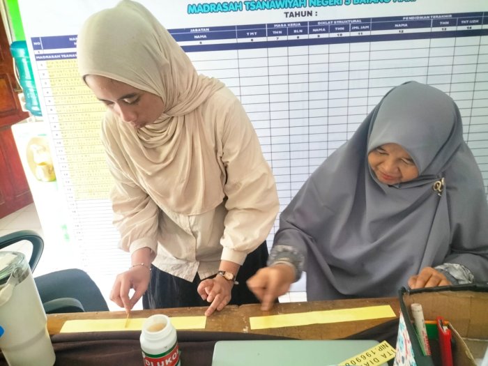 Tingkatkan Tertib Administrasi, Staf Kepegawaian MTsN 5 Batang Hari Perbaharui DUK