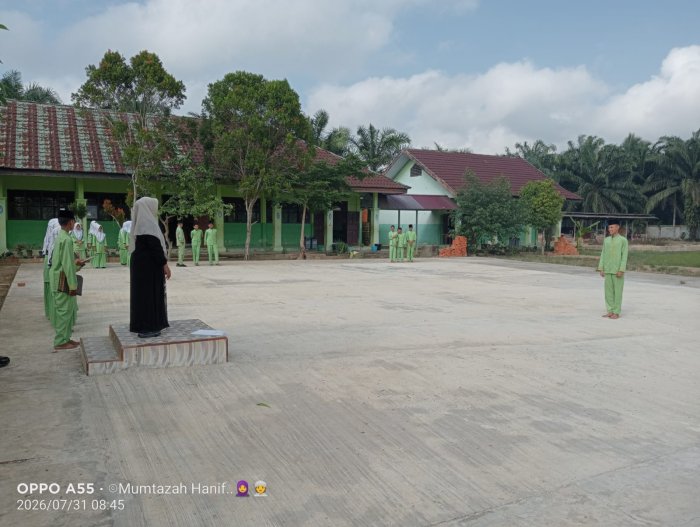Kelas IX C MTsN 5 Batang Hari Gelar Latihan Petugas Upacara Didampingi Wali Kelas Kelas IX C MTsN 5 Batang Hari Gelar Latihan Petugas Upacara Didampingi Wali Kelas