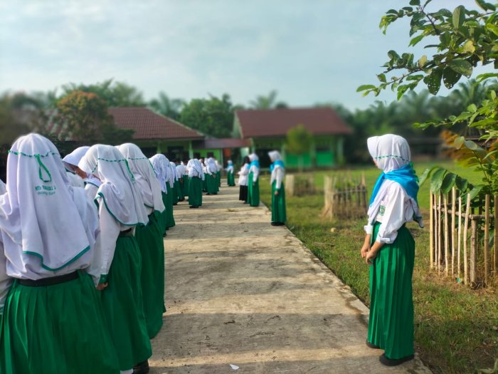 Anggota PMR MTsN 5 Batang Hari Siap Siaga Layani Peserta Upacara yang Tumbang Anggota PMR MTsN 5 Batang Hari Siap Siaga Layani Peserta Upacara yang Tumbang