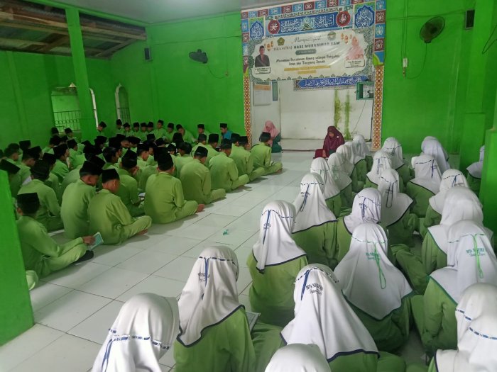 Nuansa Religi Semakin Terasa, Warga Madrasah Rutin Laksanakan Yasinan Setiap Jumat Pagi Nuansa Religi Semakin Terasa, Warga Madrasah Rutin Laksanakan Yasinan Setiap Jumat Pagi