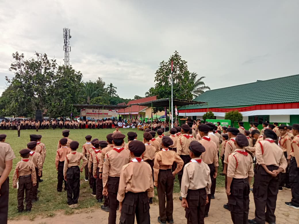 Dukung Gerakan Pramuka, Kepala MTsN 5 Batang Hari Hadiri Pembukaan Jambore Ranting Kecamatan Pemayung