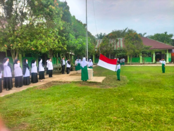 MTsN 5 Batang Hari Gelar Upacara Bendera, Pembina Tekankan Kedisiplinan Siswa MTsN 5 Batang Hari Gelar Upacara Bendera, Pembina Tekankan Kedisiplinan Siswa