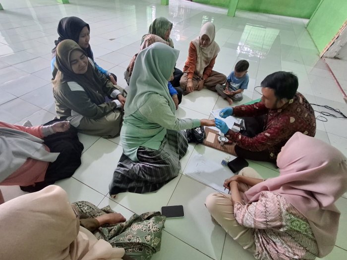 Majelis Guru dan Pegawai MTsN 5 Batang Hari Lakukan Cek Kadar Gula Darah Majelis Guru dan Pegawai MTsN 5 Batang Hari Lakukan Cek Kadar Gula Darah