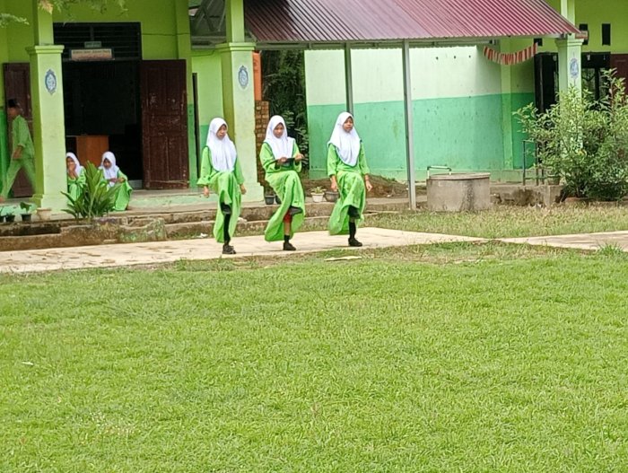 Siswa Kelas VIIB MTsN 5 Batang Hari Latihan Petugas Upacara Bendera Siswa Kelas VIIB MTsN 5 Batang Hari Latihan Petugas Upacara Bendera