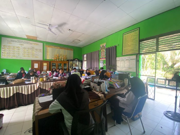 Briefing Rutin, MTsN 5 Batang Hari Evaluasi Kegiatan dan Siapkan Agenda Mendatang Briefing Rutin, MTsN 5 Batang Hari Evaluasi Kegiatan dan Siapkan Agenda Mendatang