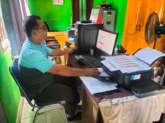 Meski Libur, Staf TU MTsN 5 Batang Hari Tetap Laksanakan Tugas dan Tanggung Jawab Meski Libur, Staf TU MTsN 5 Batang Hari Tetap Laksanakan Tugas dan Tanggung Jawab