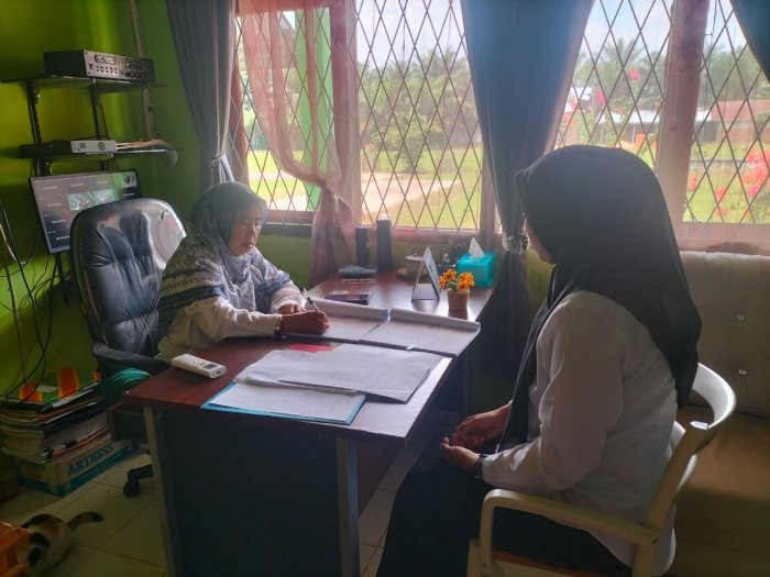 Kepala MTsN 5 Batang Hari Lakukan Koordinasi dengan Waka Kurikulum Terkait Kegiatan Belajar Mengajar