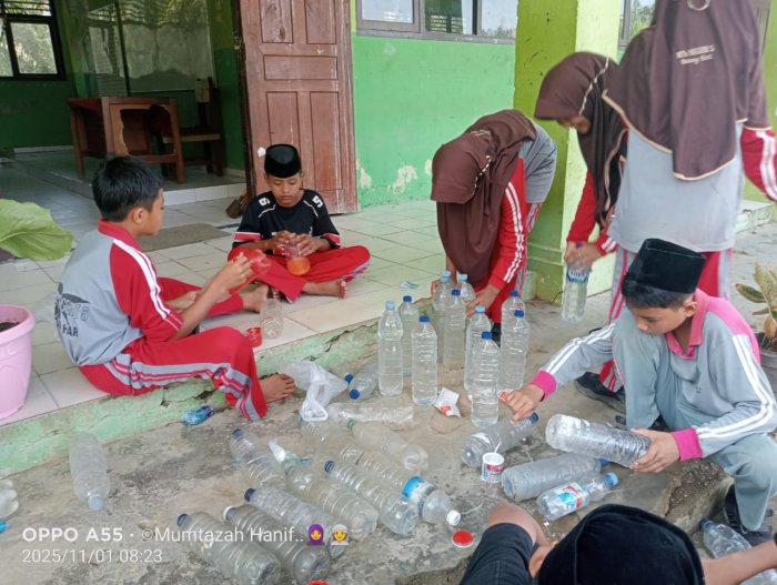 Siswa MTsN 5 Batang Hari Manfaatkan Botol Bekas untuk Membuat Taman Madrasah Siswa MTsN 5 Batang Hari Manfaatkan Botol Bekas untuk Membuat Taman Madrasah