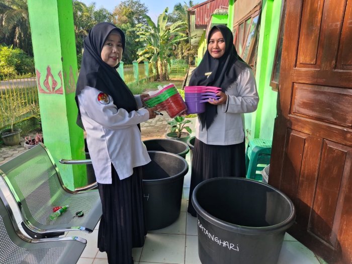 MTsN 5 Batang Hari Gencarkan Penghijauan Lingkungan Melalui Program Penanaman Bunga
