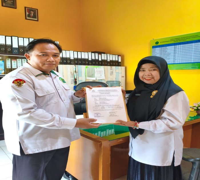 Kepala MTsN 5 Batang Hari Terima Blangko Ijazah dari Kasi Penmad Kemenag Kabupaten Batang Hari Kepala MTsN 5 Batang Hari Terima Blangko Ijazah dari Kasi Penmad Kemenag Kabupaten Batang Hari