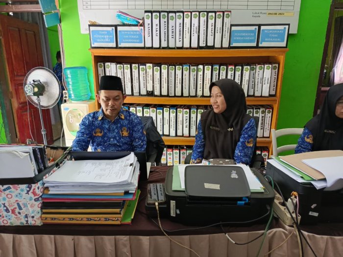 Waka Kurikulum MTsN 5 Batang Hari Diskusikan Kurikulum Operasional Madrasah dengan Pengawas Waka Kurikulum MTsN 5 Batang Hari Diskusikan Kurikulum Operasional Madrasah dengan Pengawas