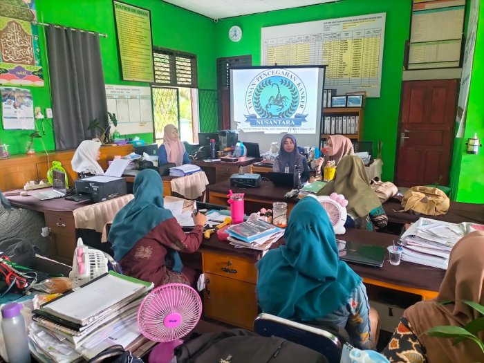 Majelis Guru dan Tenaga Kependidikan MTsN 5 Batang Hari Antusias Ikuti Sosialisasi Pencegahan Dini Kanker dan Tumor
