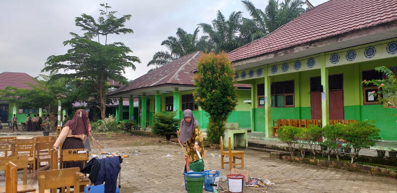 Pasca Acara Pelepasan Siswa-Siswi Kelas IX Tahun Ajaran 2024/2025, Personil MTsN 5 Batanghari Gorong royong Membersihkan Lingkungan Madrasah Pasca Acara Pelepasan Siswa-Siswi Kelas IX Tahun Ajaran 2024/2025, Personil MTsN 5 Batanghari Gorong royong Membersihkan Lingkungan Madrasah