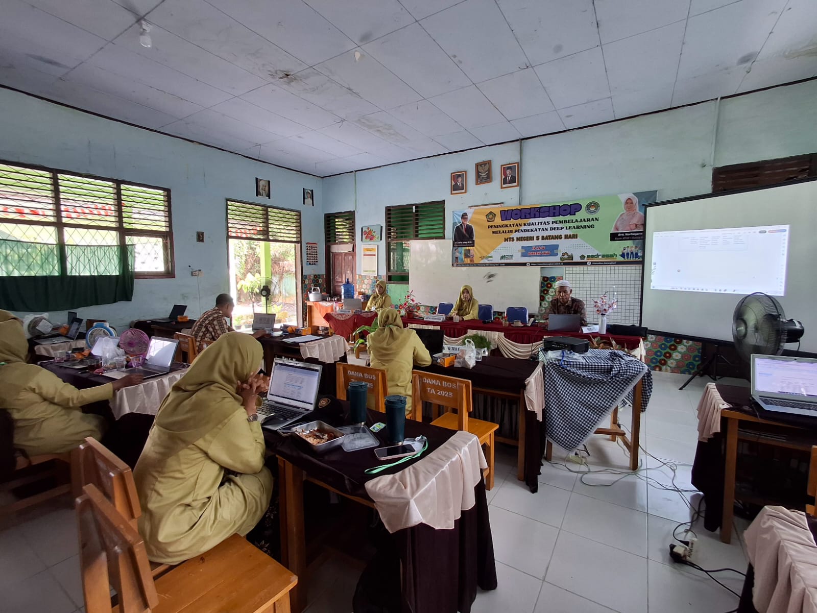 Hari Kedua Workshop Deep Learning MTsN 5 Batang Hari Diisi dengan Praktik Penyusunan Perangkat Pembelajaran Hari Kedua Workshop Deep Learning MTsN 5 Batang Hari Diisi dengan Praktik Penyusunan Perangkat Pembelajaran