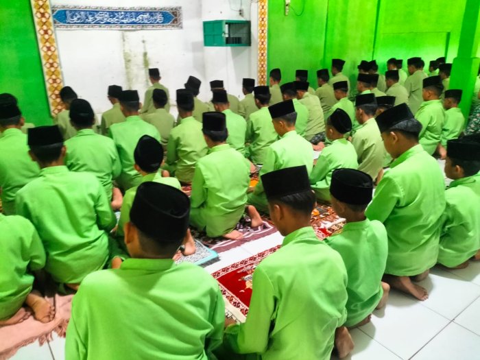Pelaksanaan Sholat Dzuhur Berjamaah di MTsN 5 Batang Hari Berjalan Tertib dan Lancar Pelaksanaan Sholat Dzuhur Berjamaah di MTsN 5 Batang Hari Berjalan Tertib dan Lancar