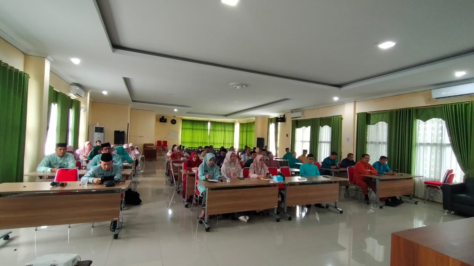 KEPALA MTSN 5 BATANG HARI HADIRI RAPAT PEMANTAPAN KEGIATAN FAMILY GATHERING DI AULA KANTOR KEMENAG KABUPATEN BATANG HARI