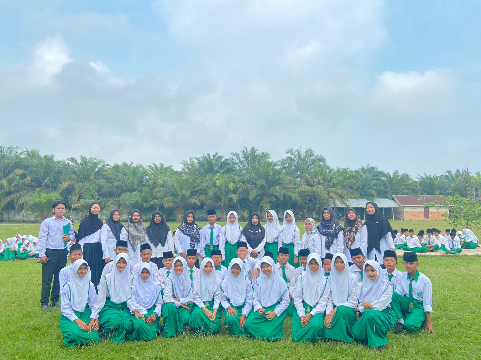 KAMAD MTsN 5 BATANG HARI LANTIK PENGURUS OSIM KAMAD MTsN 5 BATANG HARI LANTIK PENGURUS OSIM