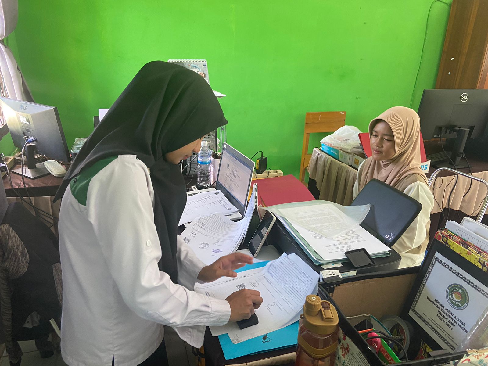 KINERJA STAF TU DALAM EXCELLENT SERVICE DI MTsN 5 BATANG HARI