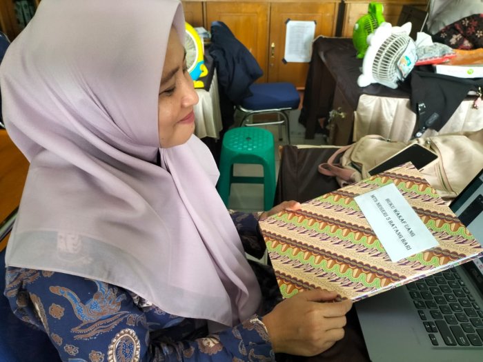 Bendahara Wakaf MTsN 5 Batang Hari Siapkan Administrasi Jelang Pelaksanaan Wakaf ASN
