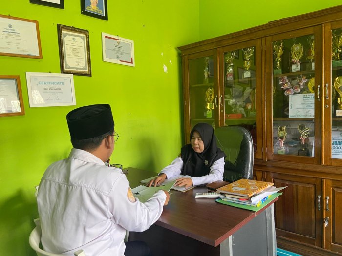 Guru MTsN 5 Batang Hari Mulai Supervisi Perangkat Pembelajaran Semester Genap Guru MTsN 5 Batang Hari Mulai Supervisi Perangkat Pembelajaran Semester Genap