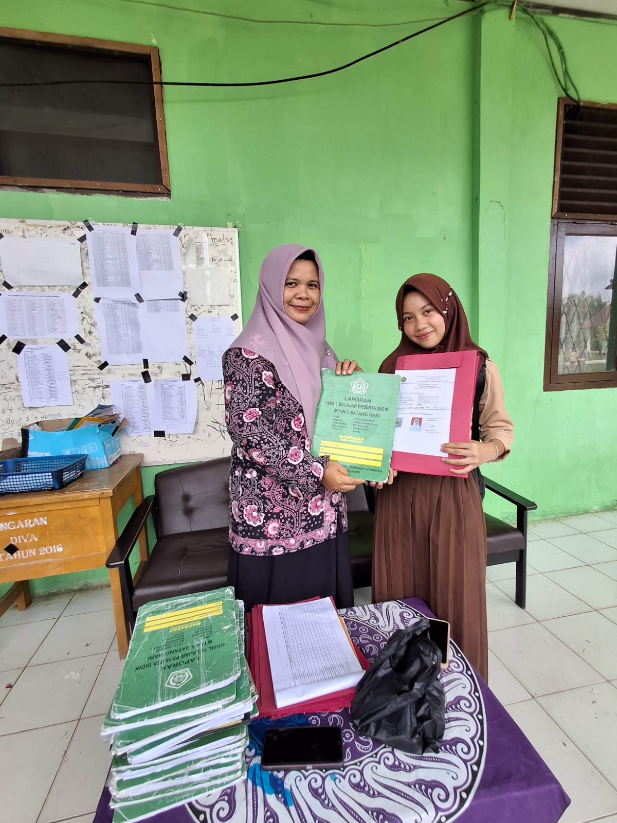 Setelah Lulus, MTsN 5 Batang Hari Serahkan SKL