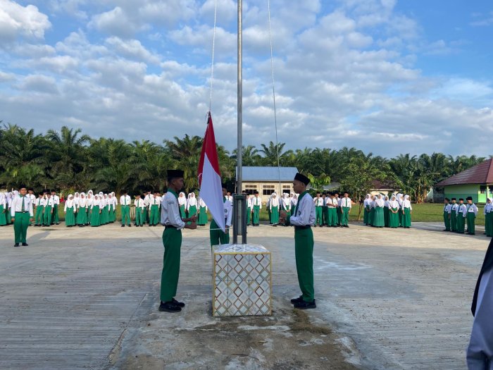 MTsN 5 Batang Hari Gelar Upacara Bendera, Siswa Kelas IX Diminta Fokus Hadapi Asesmen Madrasah MTsN 5 Batang Hari Gelar Upacara Bendera, Siswa Kelas IX Diminta Fokus Hadapi Asesmen Madrasah