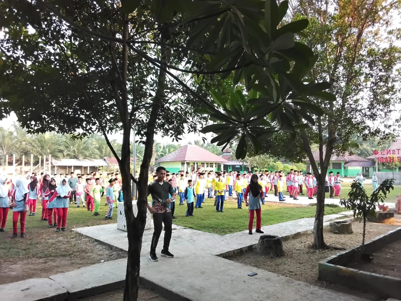 MTsN 5 Batang Hari Peringati Hari Anak Nasional dengan Senam Bersama MTsN 5 Batang Hari Peringati Hari Anak Nasional dengan Senam Bersama