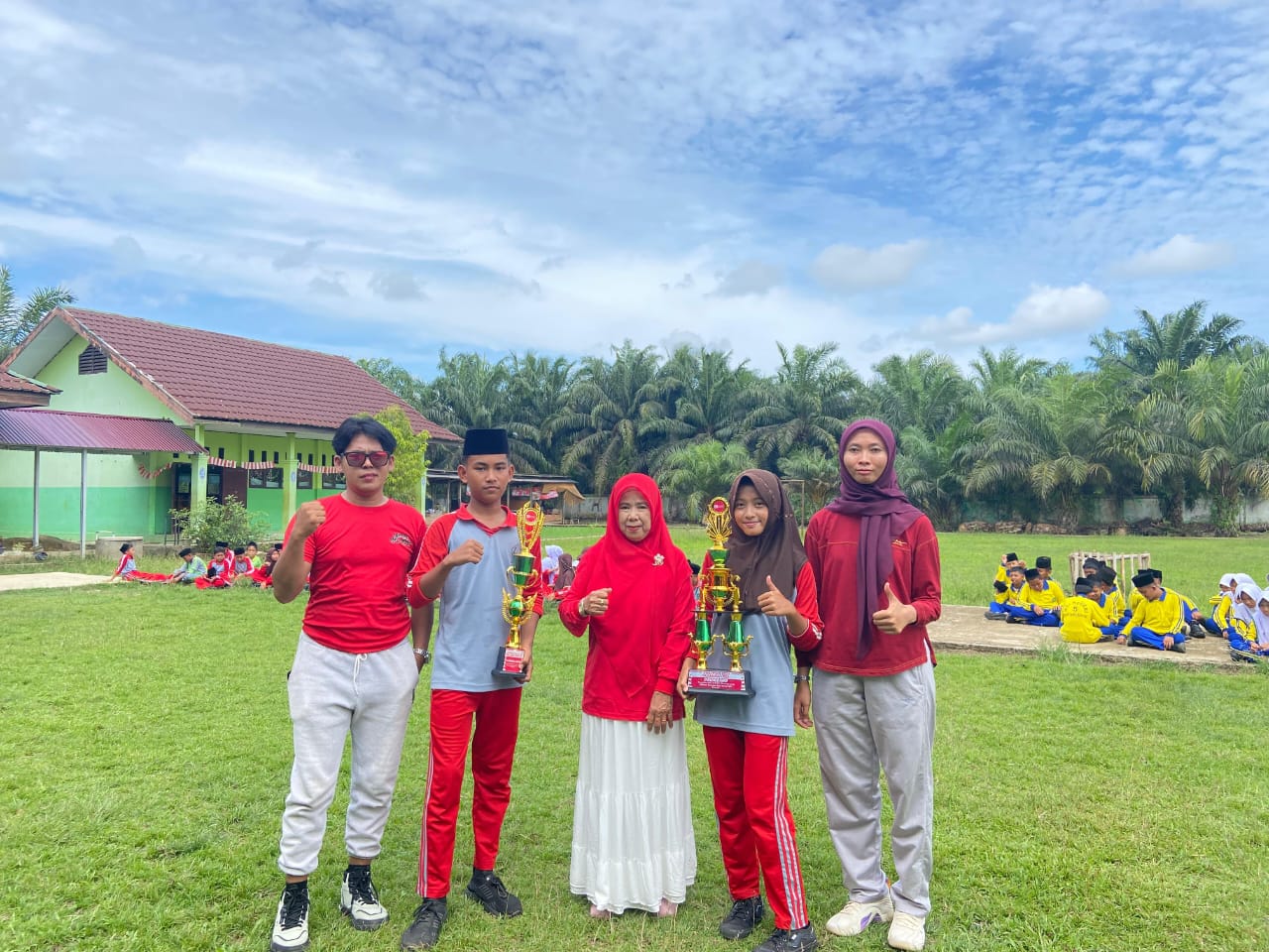 Penyerahan Hadiah Juara Lomba LKBB dan Drumband Tingkat SMP/MTs Kecamatan Pemayung ke Madrasah