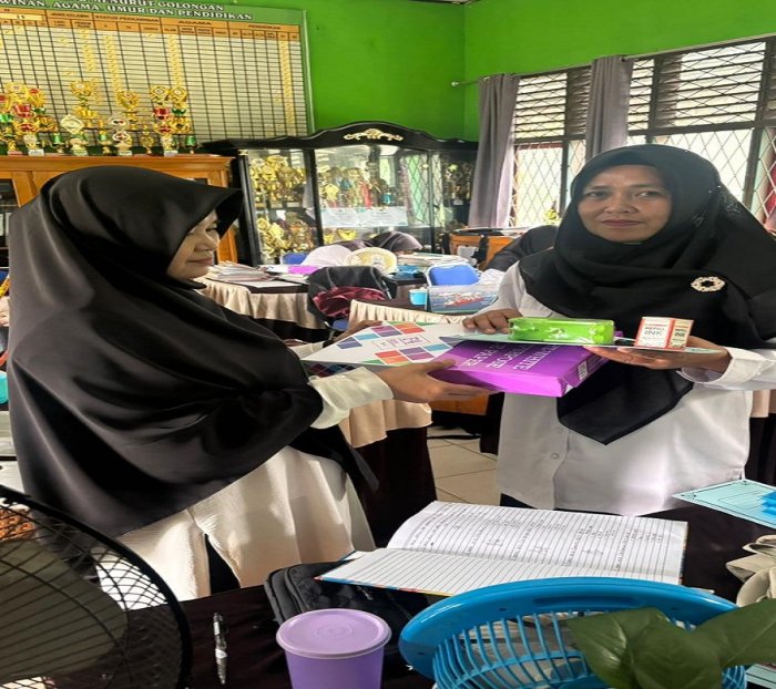 Tingkatkan Layanan Pembelajaran, MTsN 5 Batang Hari Berikan ATK untuk Guru dan Wali Kelas Tingkatkan Layanan Pembelajaran, MTsN 5 Batang Hari Berikan ATK untuk Guru dan Wali Kelas