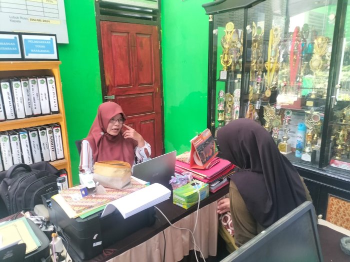 Staf TU MTsN 5 Batang Hari Tingkatkan Pelayanan Administrasi Staf TU MTsN 5 Batang Hari Tingkatkan Pelayanan Administrasi