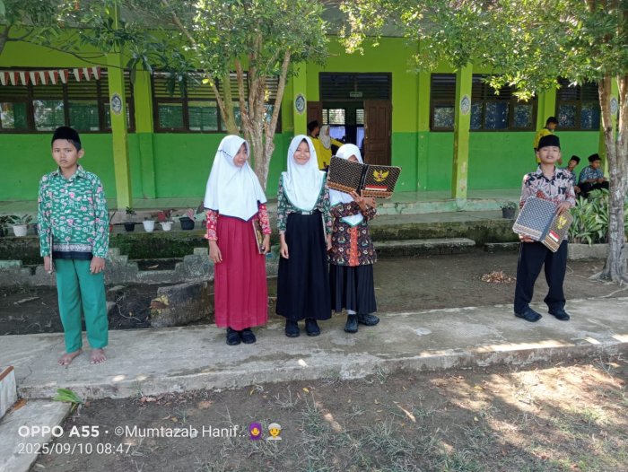 Siswa-Siswi Kelas VIIC Latihan Sebagai Patugas Upacara
