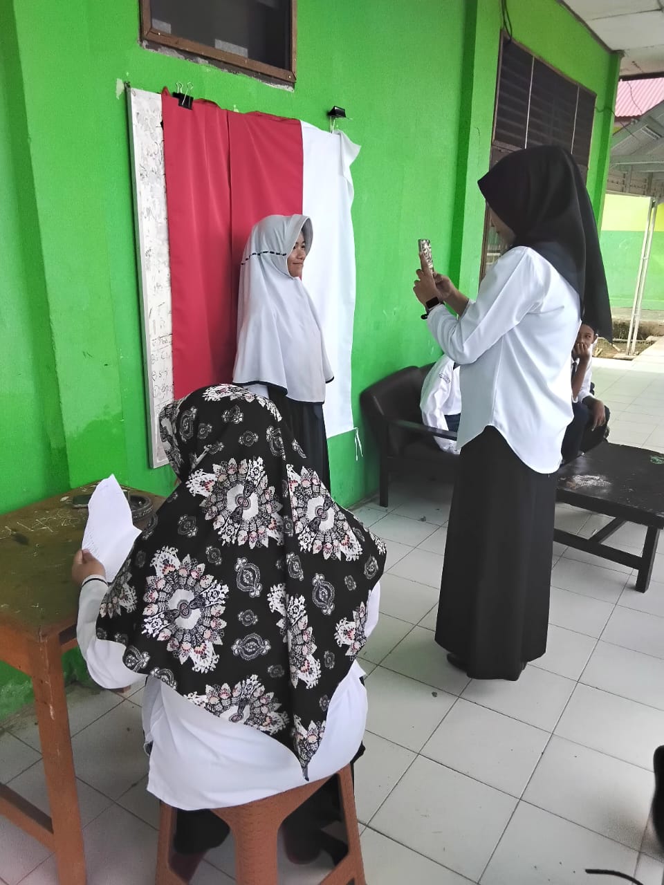 MTsN 5 Batang Hari Lakukan Foto untuk Kelengkapan Administrasi ANBK 2025