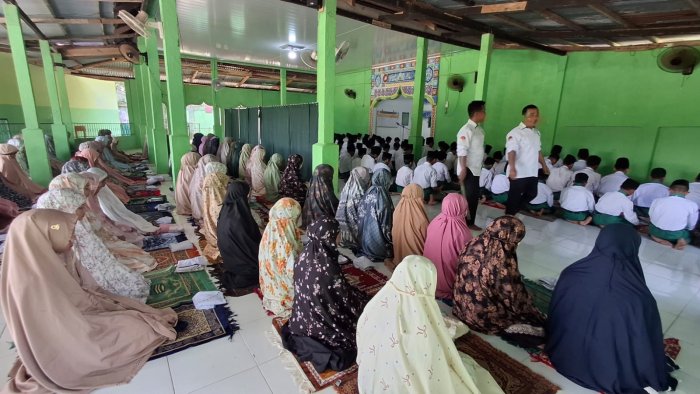 MTsN 5 Batang Hari Laksanakan Salat Zuhur Berjamaah Secara Rutin di Madrasah