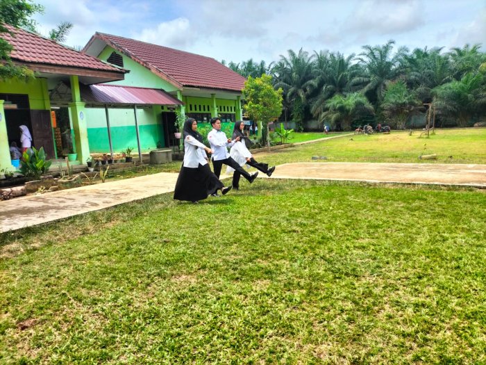 Petugas Upacara HGN ke-80 MTsN 5 Batang Hari Gelar Latihan Intensif untuk Persiapan Hari Puncak