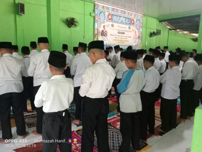 MTsN 5 Batang Hari Gelar Sholat Zuhur Berjamaah dengan Tertib dan Khusyuk MTsN 5 Batang Hari Gelar Sholat Zuhur Berjamaah dengan Tertib dan Khusyuk