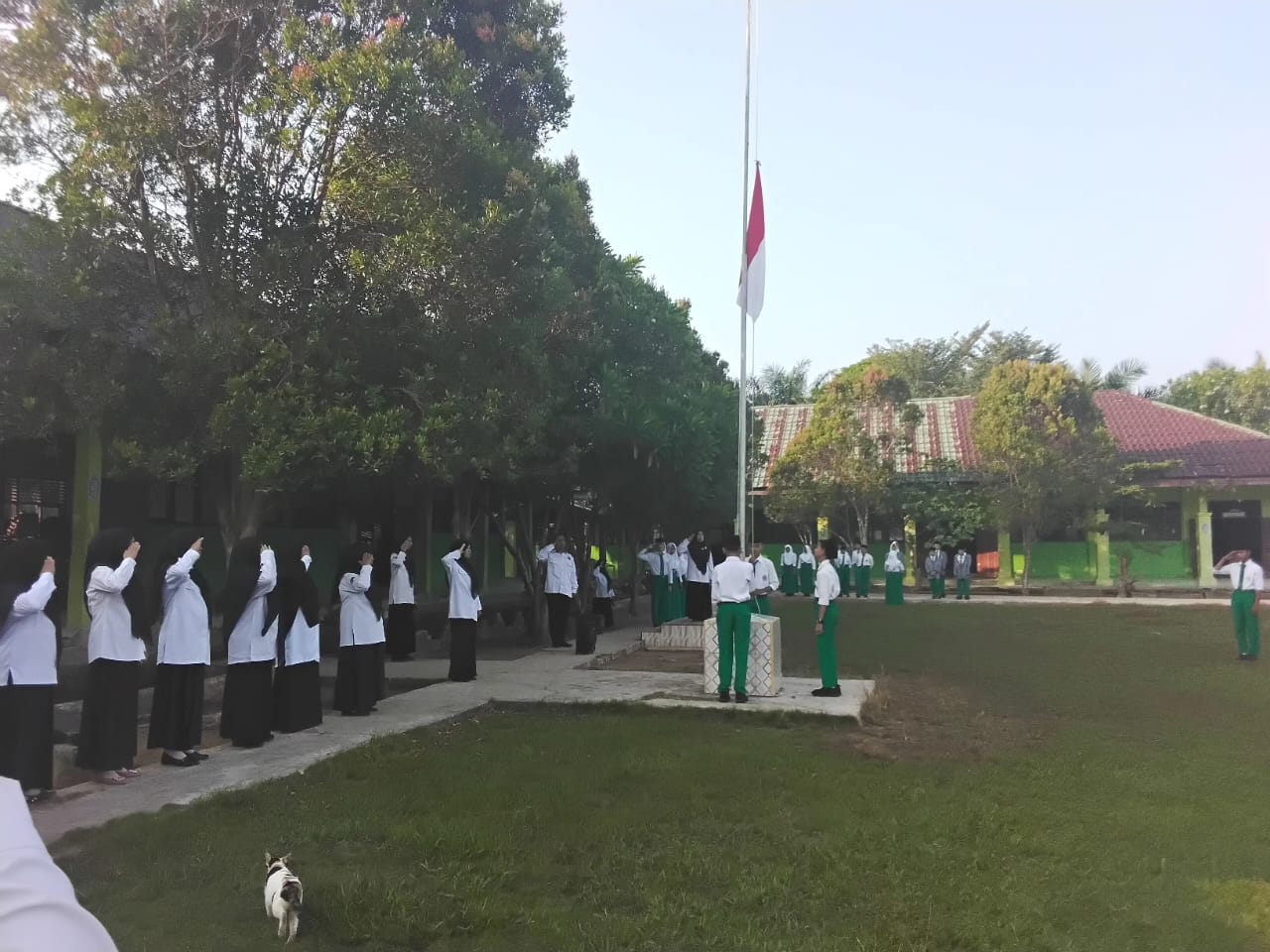 Pembina Upacara Tekankan Pentingnya Kedisiplinan di Tengah Generasi Muda Pada Upacara Bendera Pembina Upacara Tekankan Pentingnya Kedisiplinan di Tengah Generasi Muda Pada Upacara Bendera