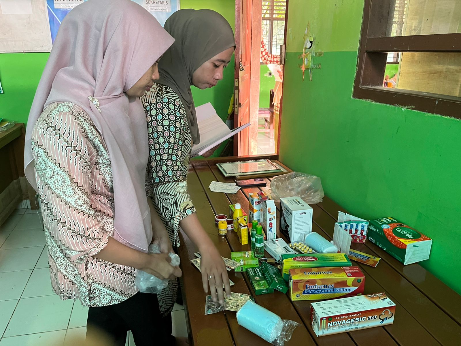 Pembina UKM MTsN 5 Batang Hari Perbarui Stok Obat untuk Optimalisasi Kesehatan Siswa