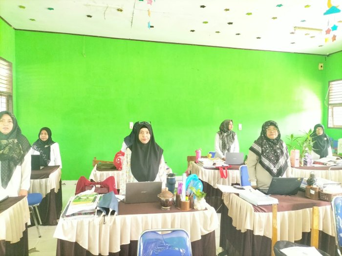 MTsN 5 Batang Hari Laksanakan Kebijakan memperdengarkan Lagu Indonesia Raya, naskah Pancasila, dan Panca Prasetya KORPRI