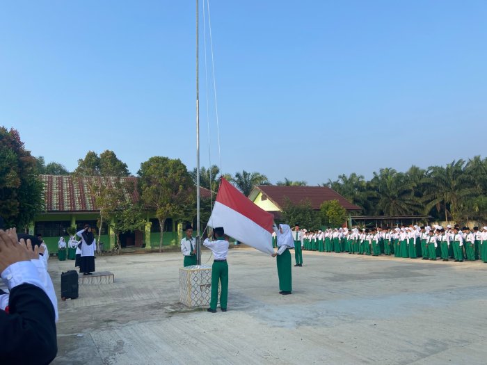MTsN 5 Batang Hari Gelar Upacara Bendera, Pembina Upacara Tekankan Disiplin dan Kegiatan Positif MTsN 5 Batang Hari Gelar Upacara Bendera, Pembina Upacara Tekankan Disiplin dan Kegiatan Positif