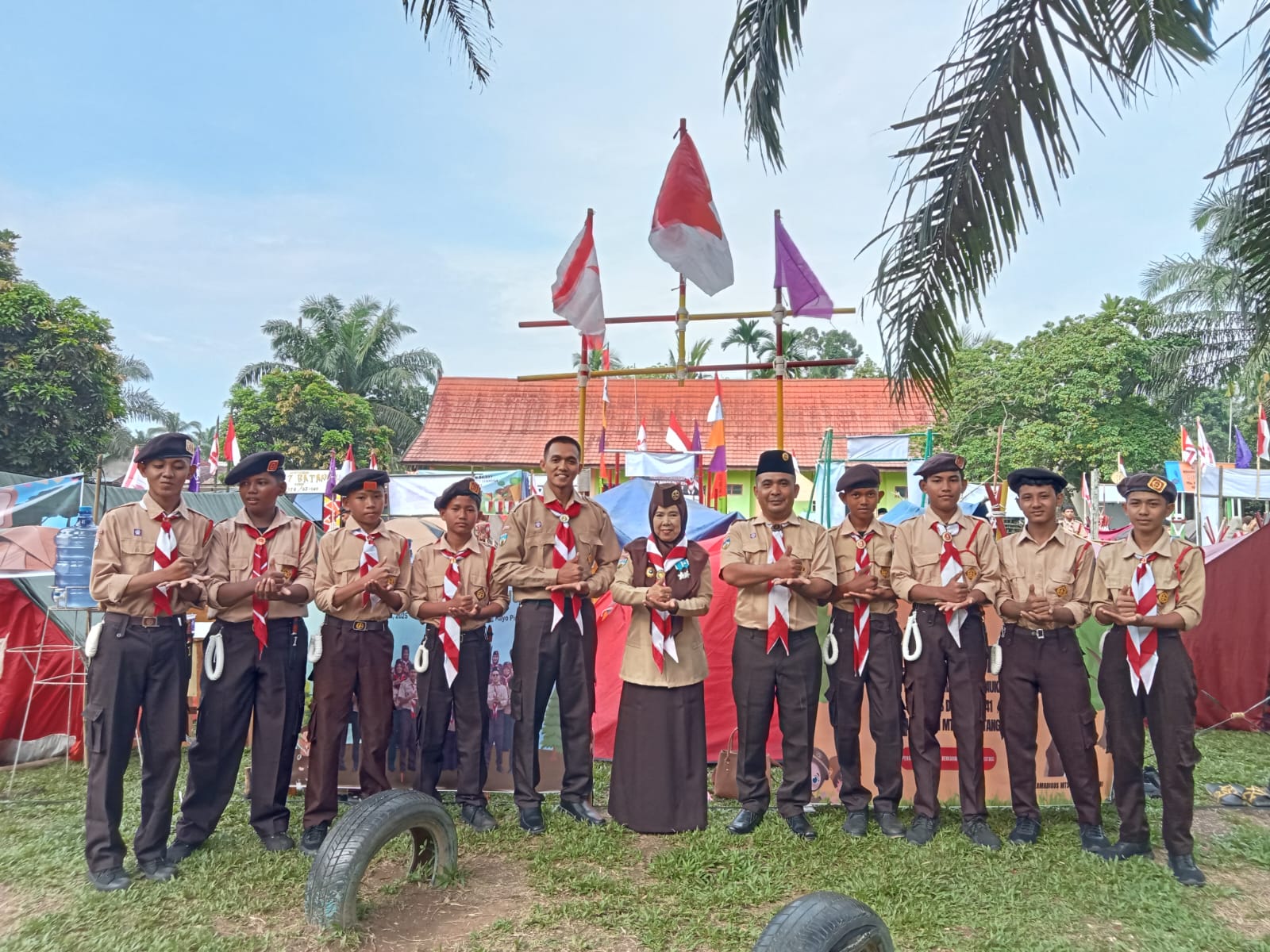 Usai Pembukaan JAMRAN, Kepala MTsN 5 Batang Hari Tinjau Tenda Perkemahan dan Beri Semangat kepada Peserta